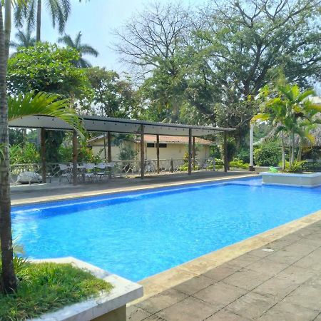 Hotel La Colonia Retalhuleu Bagian luar foto