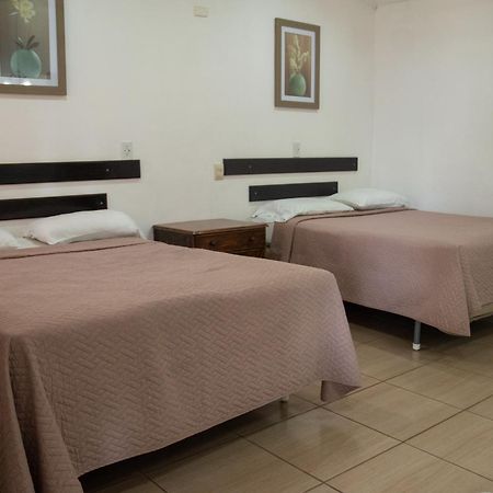 Hotel La Colonia Retalhuleu Bagian luar foto