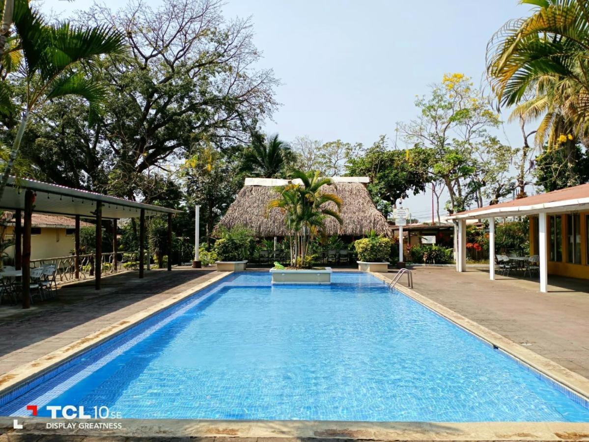 Hotel La Colonia Retalhuleu Bagian luar foto