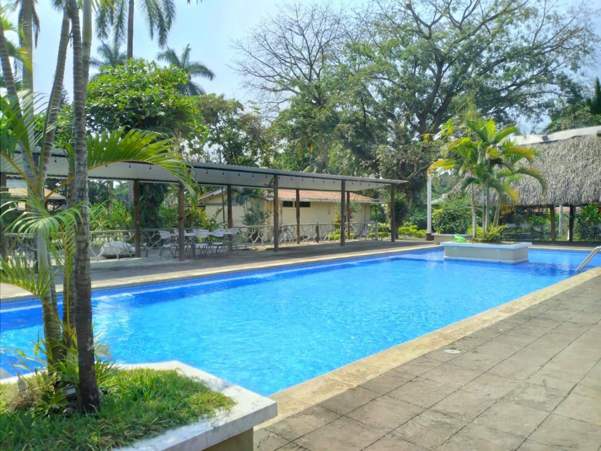 Hotel La Colonia Retalhuleu Bagian luar foto