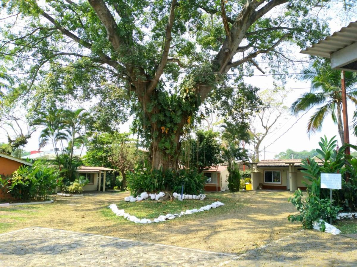 Hotel La Colonia Retalhuleu Bagian luar foto