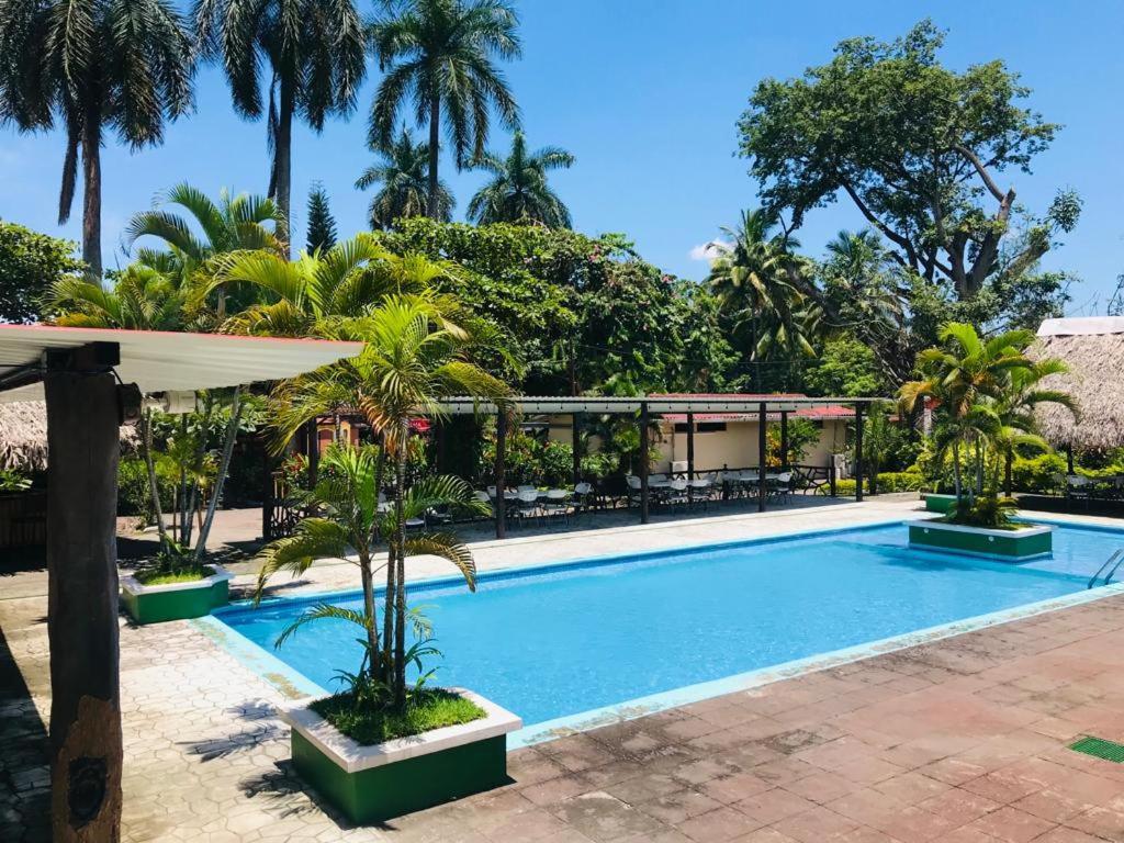 Hotel La Colonia Retalhuleu Bagian luar foto