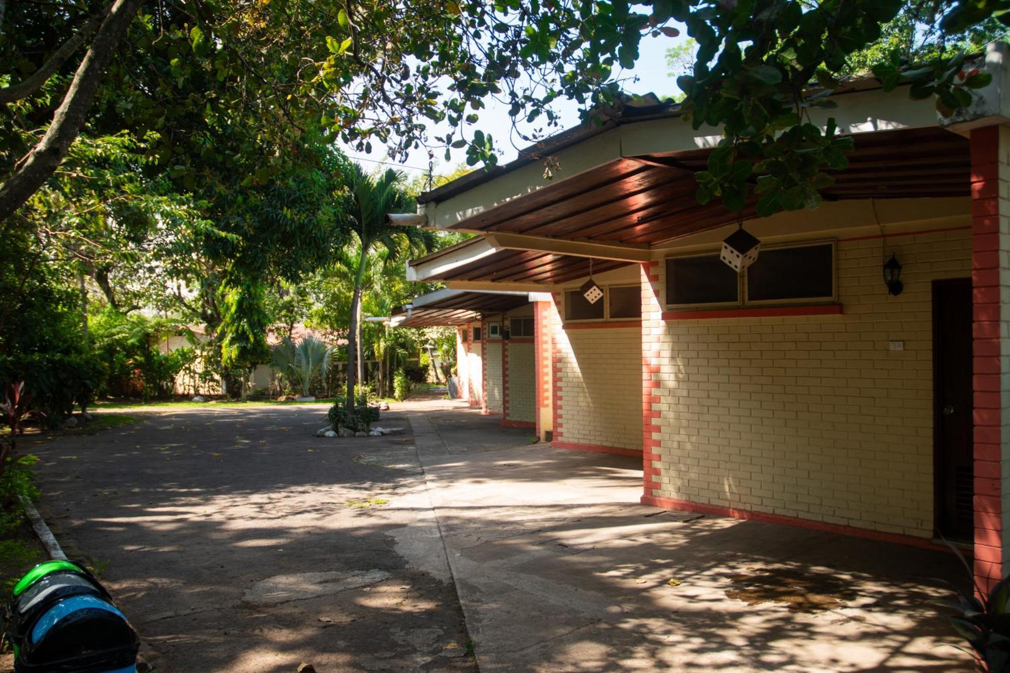 Hotel La Colonia Retalhuleu Bagian luar foto