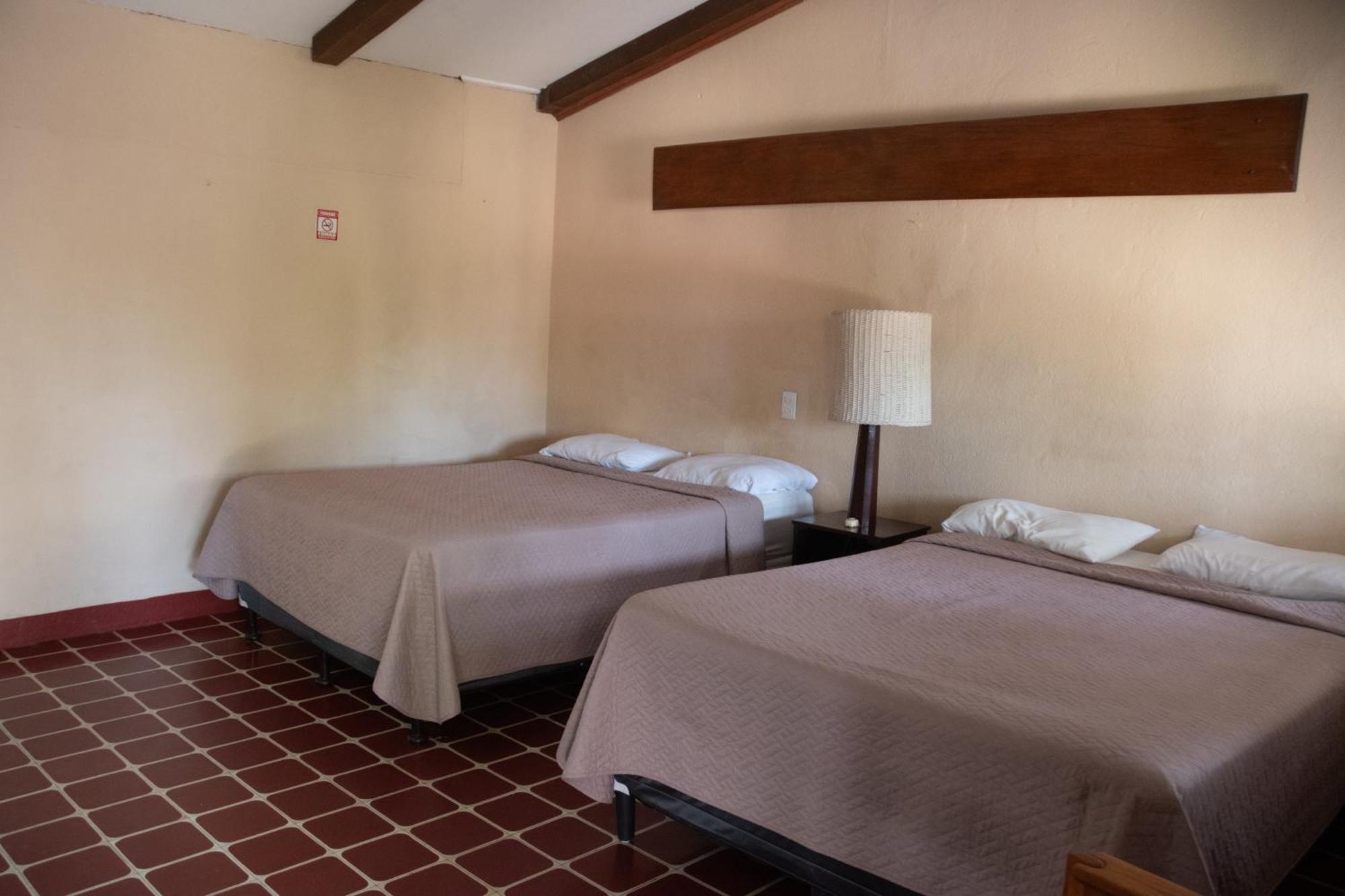 Hotel La Colonia Retalhuleu Bagian luar foto