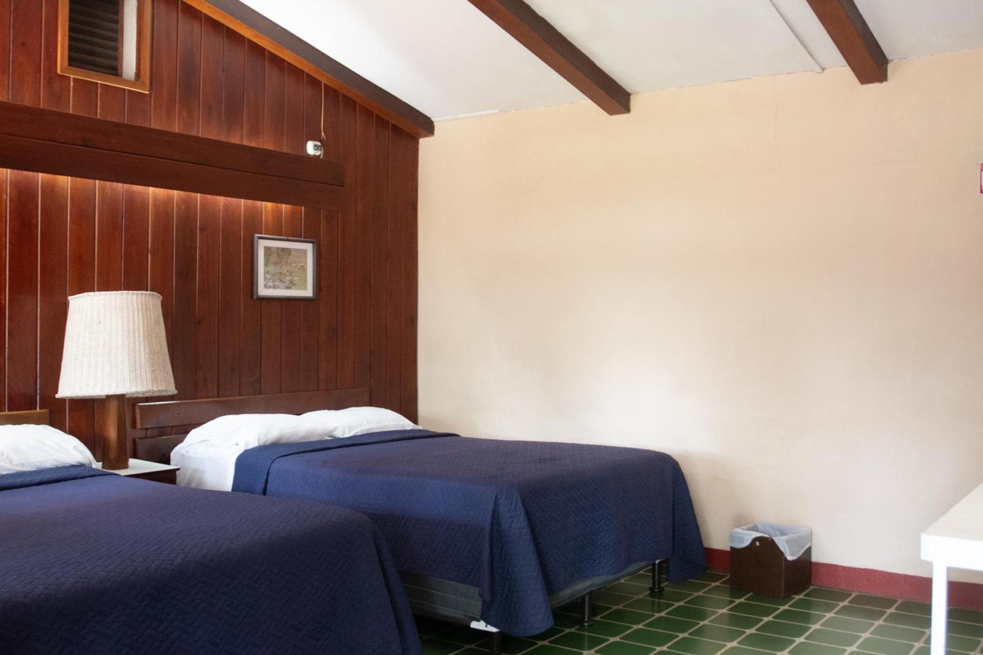 Hotel La Colonia Retalhuleu Bagian luar foto